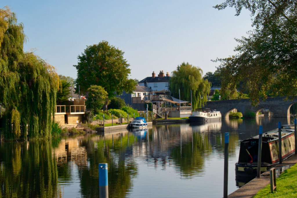 Looking along the Avon towards the bridge